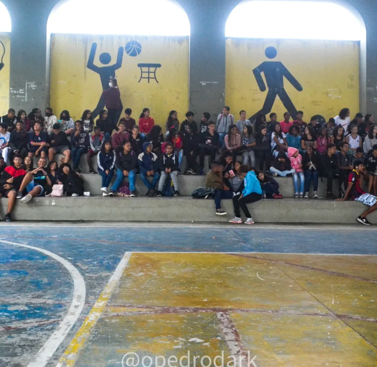 Público ocupando a arquibancada de uma quadra