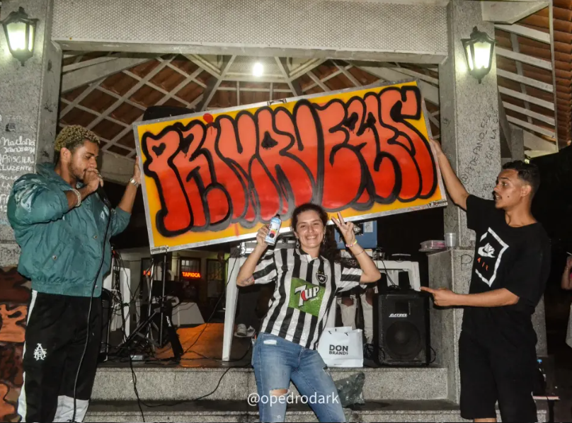 Apresentação e entrega diante de um painel de graffiti
